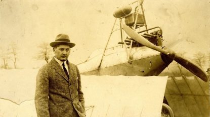 Wittmann-Viktor-Lohner-C-típusú-repülőgép-előtt-Rákosmezőn-1914-ben-R.jpg